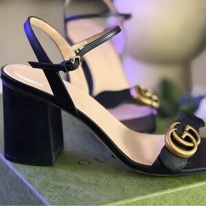 Gucci        Black and Gold Heeled Sandals